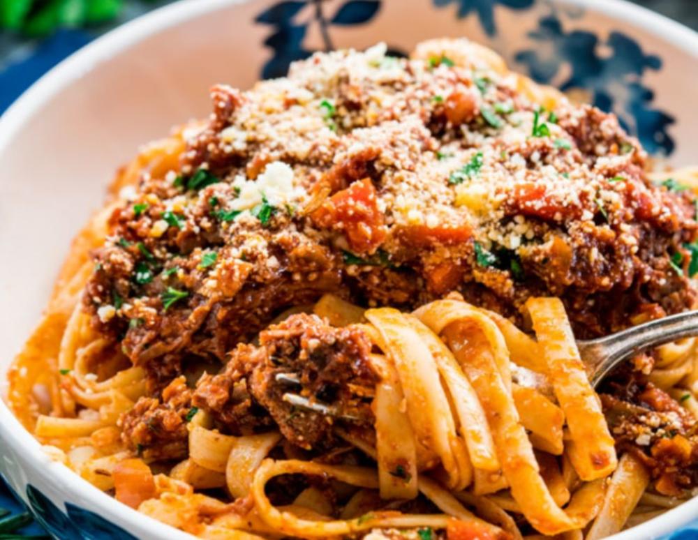 μοσχάρι κοκκινιστό με μακαρόνια.jpg